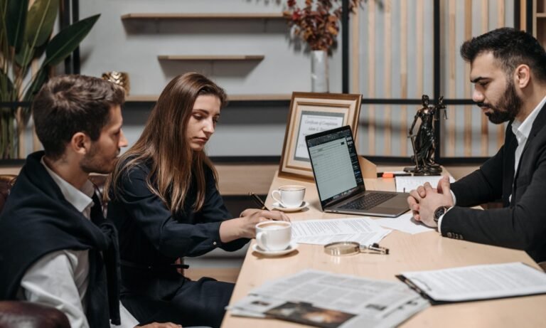 A quién corresponde solicitar asesoría jurídica en México 19 abogados conversando con clientes en oficina