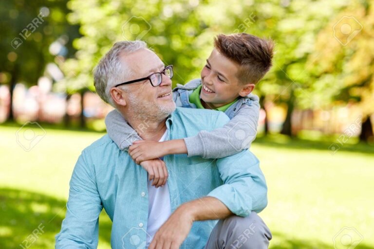 Qué fecha se celebra el Día del Abuelo en México y por qué es importante 3 abuelo abrazando a su nieto feliz