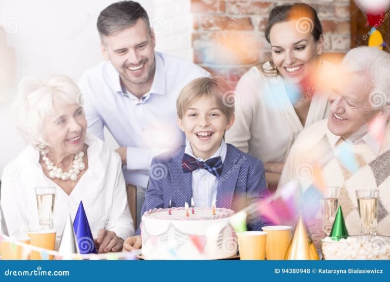 Cómo felicitar a alguien que va a ser abuelo por primera vez 29 abuelo feliz rodeado de familia