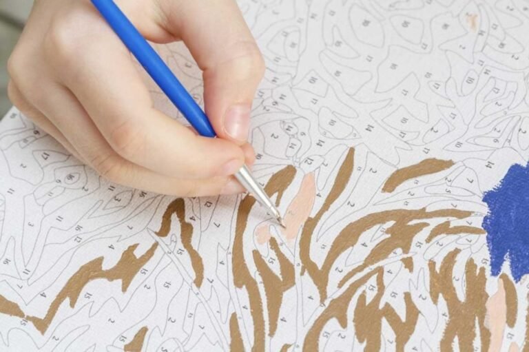 adulto pintando un color por numeros