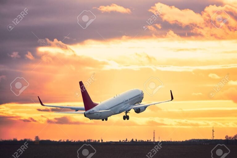 aeropuerto con aviones despegando al amanecer 2