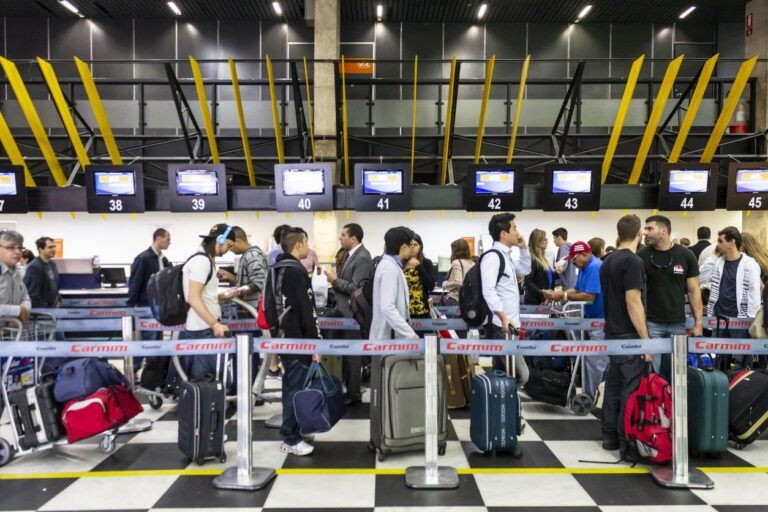 aeropuerto con pasajeros y mostrador de check in