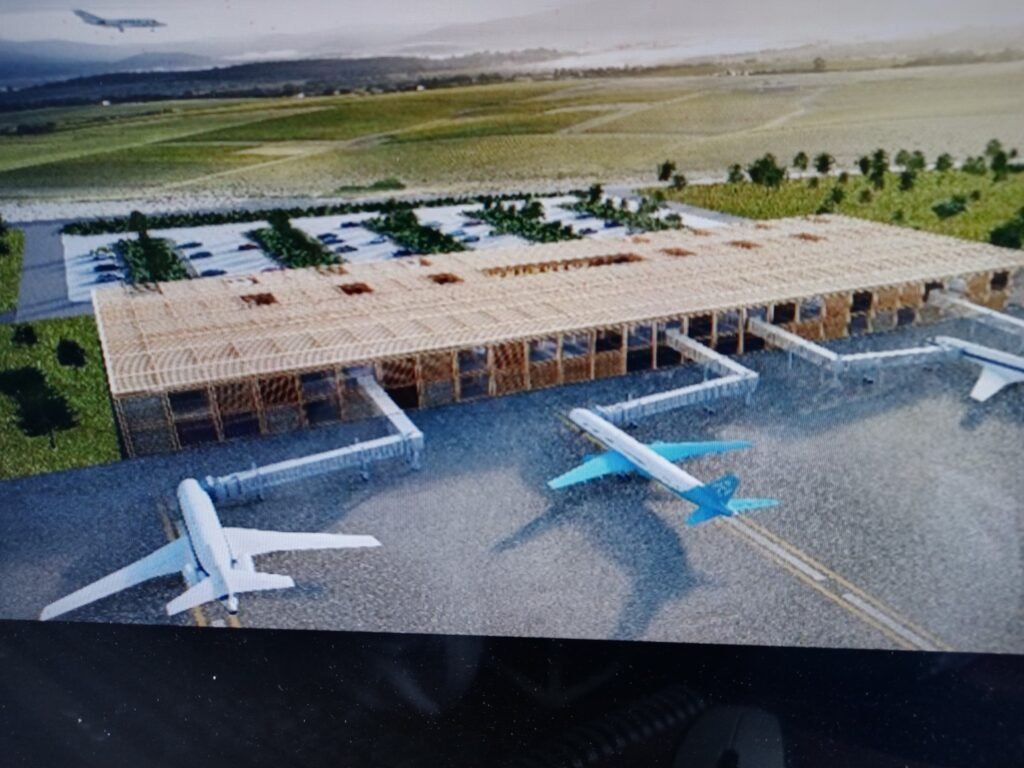 Qué servicios y vuelos ofrece el aeropuerto de Ensenada, Baja California