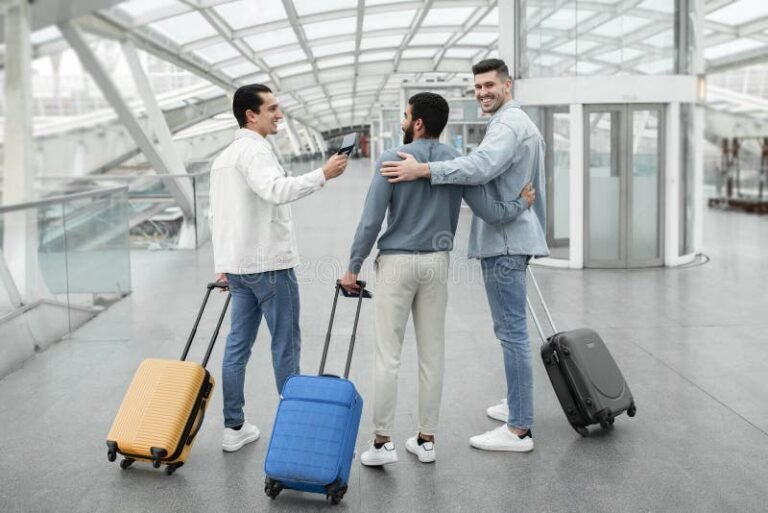 aeropuerto moderno con viajeros felices