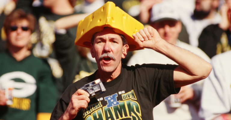Por qué los aficionados de los Green Bay Packers usan sombreros de queso 3 aficionados con sombreros de queso en el estadio
