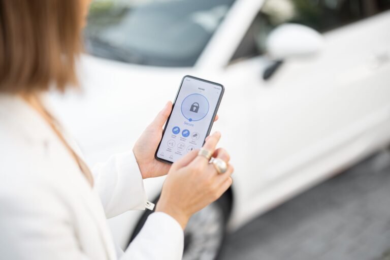 alarma de auto con smartphone conectado