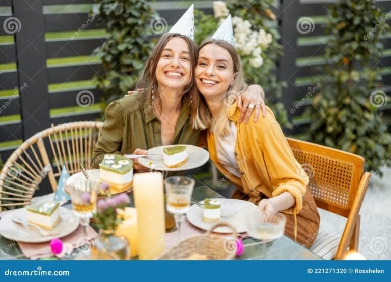 amigas celebrando un cumpleanos juntas
