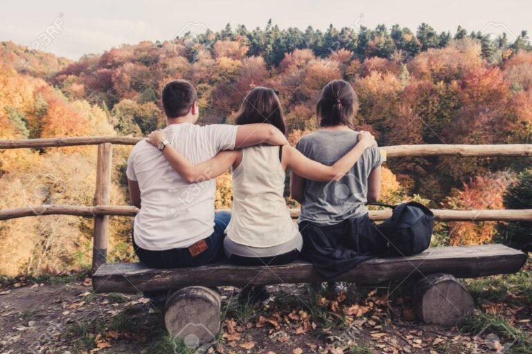 amigos abrazandose en un hermoso paisaje