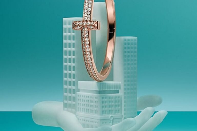 anillo t de tiffany sobre fondo elegante