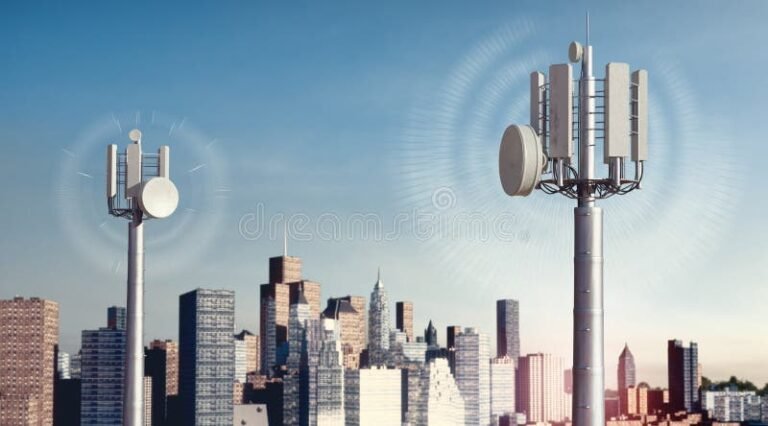 antena de radio sobre fondo urbano