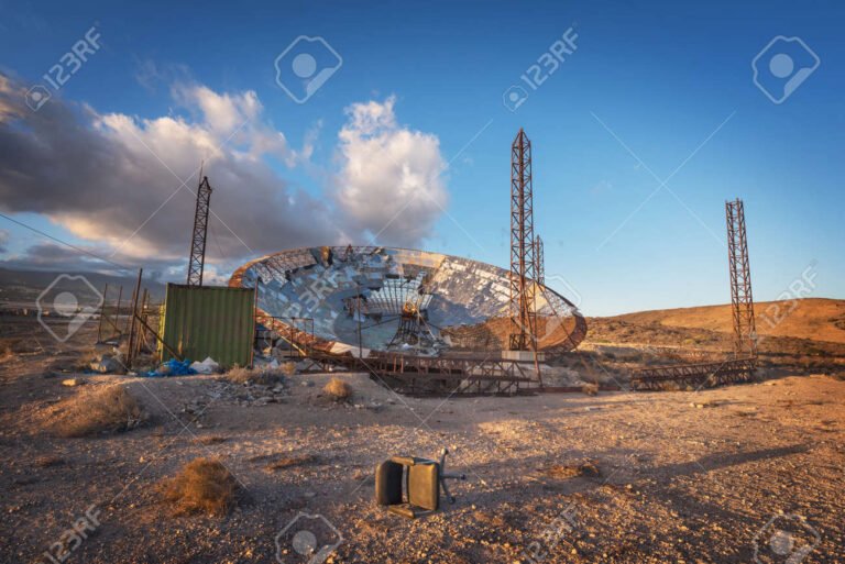antena parabolica en un paisaje abierto