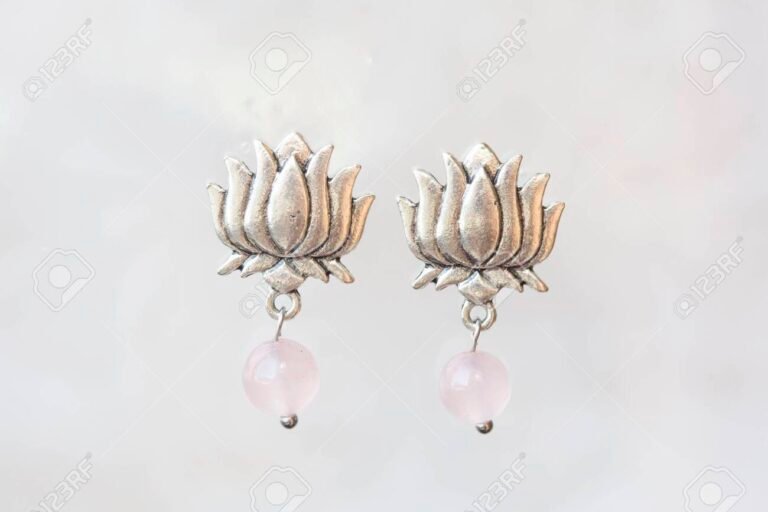 aretes elegantes sobre fondo neutro
