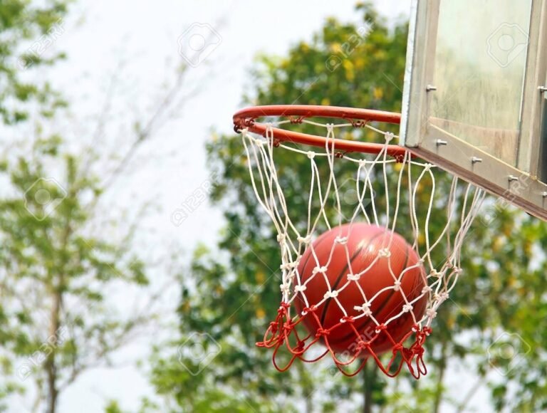 Cuánto mide el aro de baloncesto en torneos profesionales y amateur 9 aro de baloncesto en accion en cancha