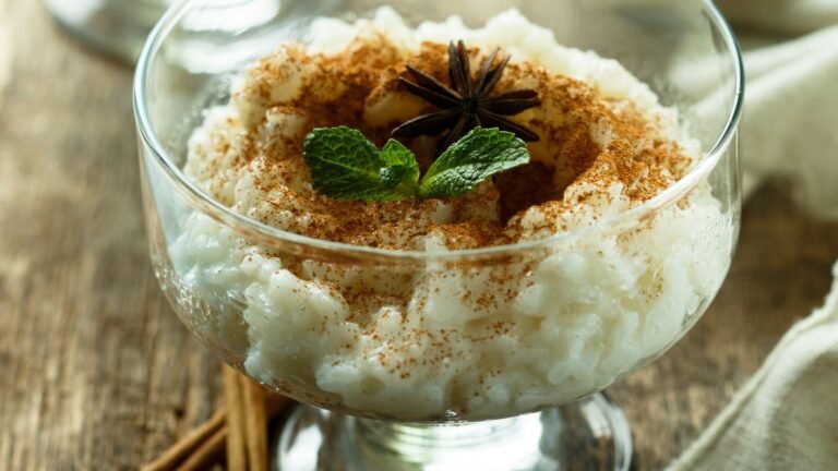 Cómo preparar un delicioso arroz con leche con la receta de Nestlé 18 arroz con leche en un tazon decorativo