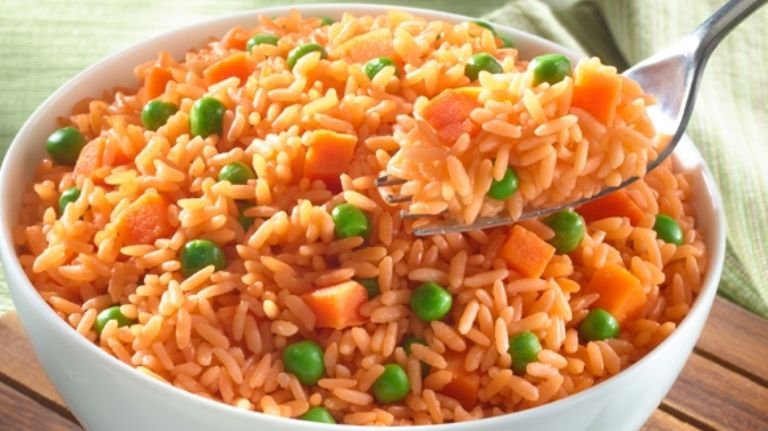Cómo hacer arroz rojo esponjoso y delicioso en casa 1 arroz rojo esponjoso en un tazon