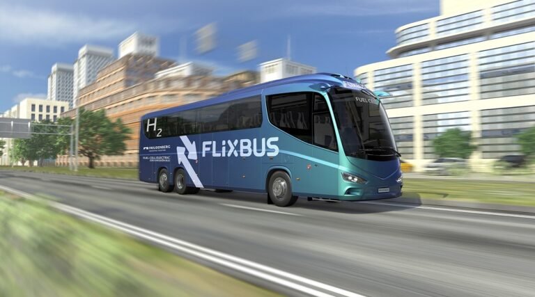 autobus de larga distancia en carretera