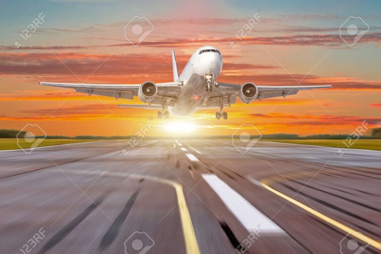 Qué opciones de vuelos a Tuxtla Gutiérrez ofrece VivaAerobus 7 avion despegando en un aeropuerto soleado