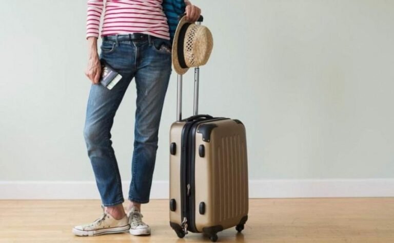 avion militar y maletas de lujo