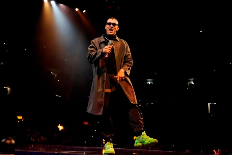 Cuáles son las fechas y lugares de la gira "El Último Tour Del Mundo" de Bad Bunny 29 bad bunny en concierto con luces brillantes