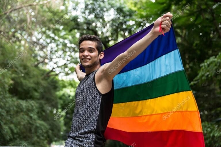 Qué significan las banderas LGBT y qué colores las representan 3 banderas lgbt ondeando en un parque