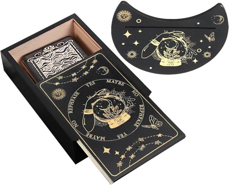 baraja de tarot sobre una mesa decorativa