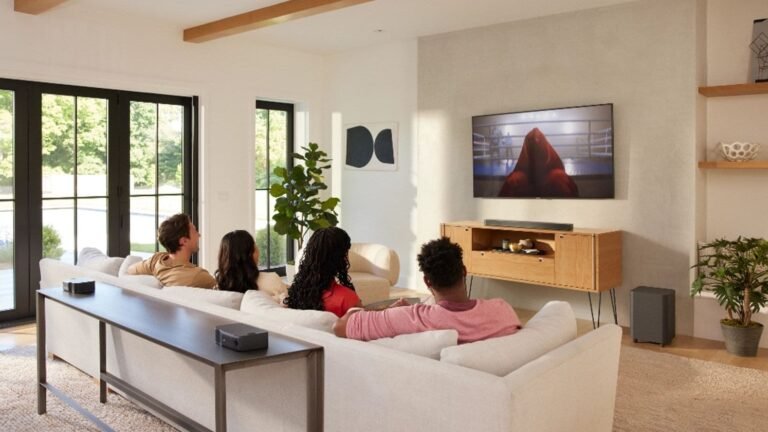 Qué características ofrece la barra de sonido Polk Audio Magnifi Mini 29 barra de sonido elegante en un salon moderno