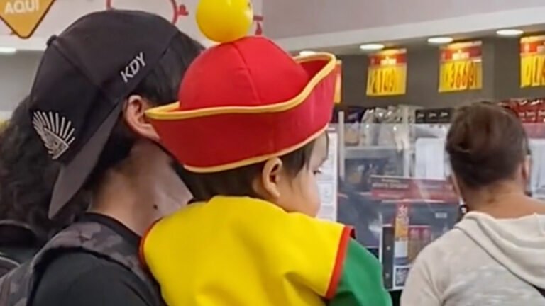 bebe disfrazado de personaje de dragon ball