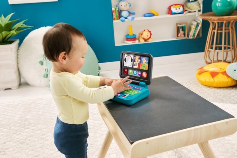 bebe jugando con computadora fisher price