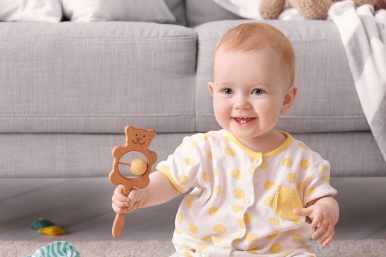Cómo elegir el mejor juguete con cascabeles para entretener a bebés 9 bebe jugando con juguetes de cascabeles