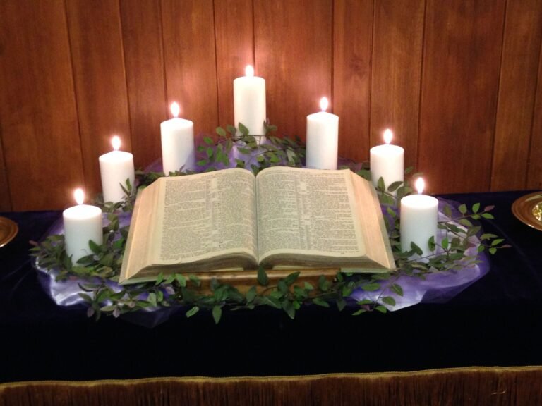 biblia y vela sobre mesa decorativa