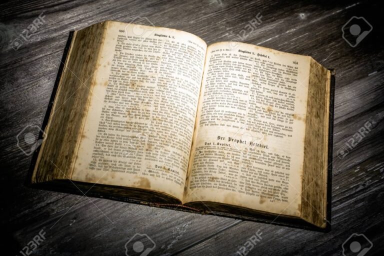 biblias abiertas sobre una mesa antigua
