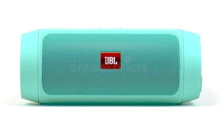 Cuáles son las mejores bocinas Bluetooth con radio AM y FM disponibles 19 bocinas bluetooth modernas sobre fondo blanco