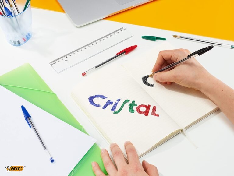 Qué características y opiniones tienen los bolígrafos BIC Ultra Round Stic Grip 7 boligrafos bic en un escritorio minimalista