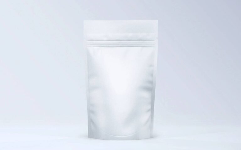 bolsa de plastico tipo carta sobre fondo blanco