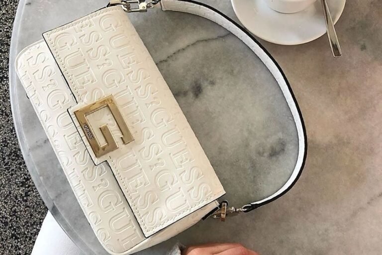 bolsa guess original en fondo neutro