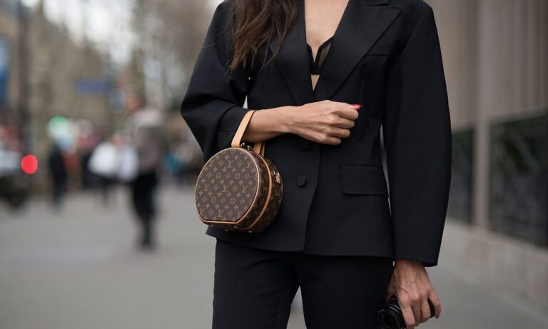 bolsa louis vuitton sobre fondo elegante