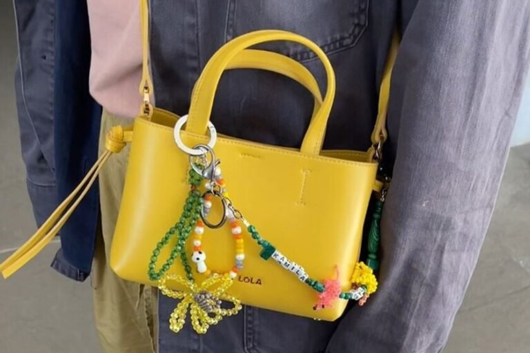 bolso bimba y lola sobre fondo neutro