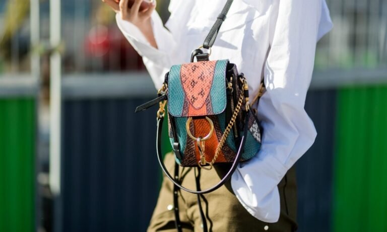 bolso michael kors azul cielo sobre fondo neutro