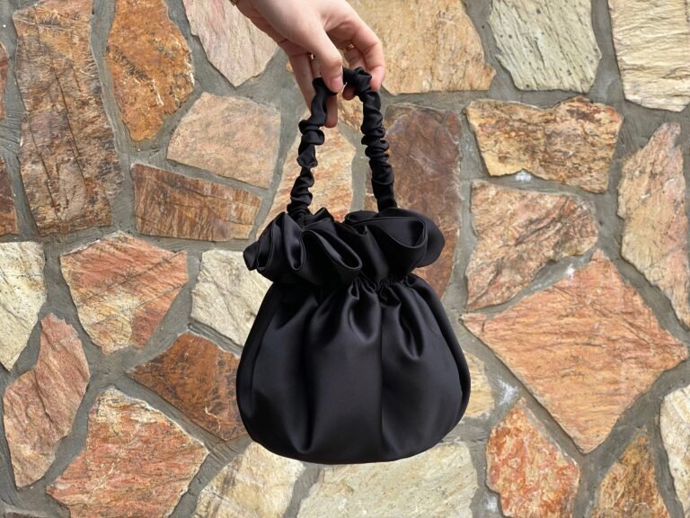 bolso negro elegante sobre fondo neutro