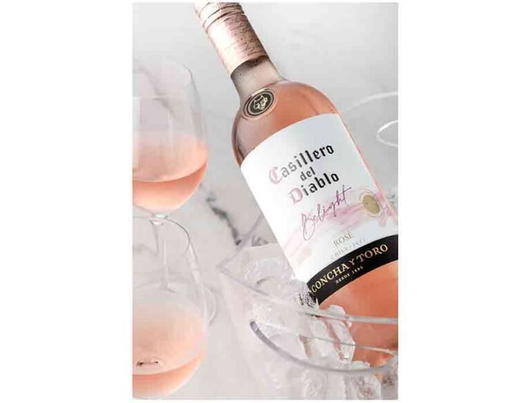 Qué características tiene la botella de vino Stella Rosa 12 botella de vino stella rosa en fondo elegante