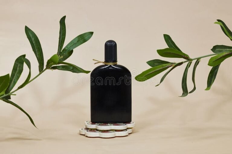 botella elegante de perfume negro
