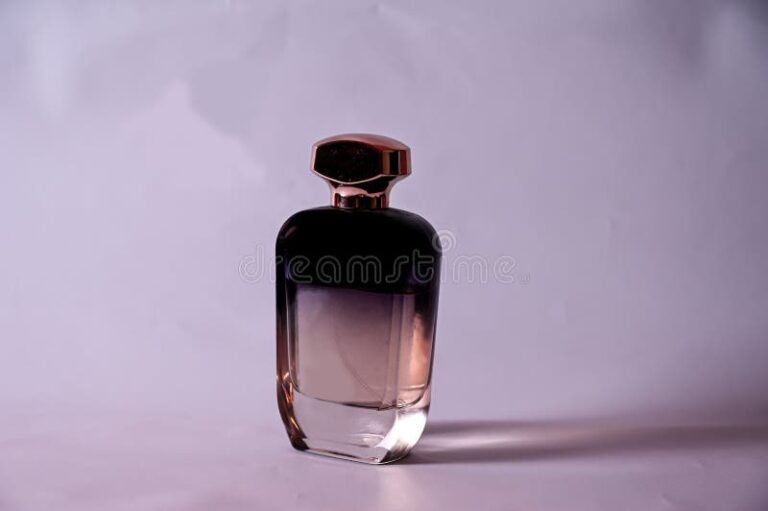 Qué notas componen el perfume La Vida es Bella de Lancôme 4 botellas de perfumes en un fondo elegante 1