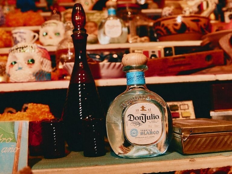 botellas de tequila en un ambiente festivo