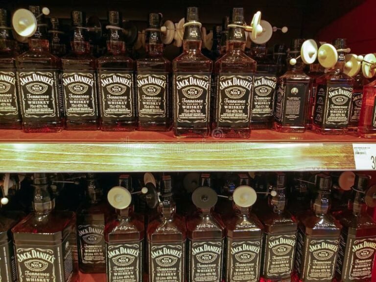 Dónde puedo encontrar Johnnie Walker Black Label en Walmart 14 botellas de whisky en estante de supermercado