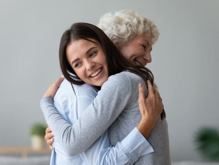 Qué palabras usar para dar el pésame de manera adecuada 5 brazos abiertos en un abrazo consolador
