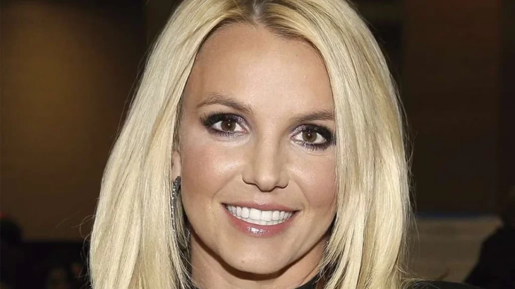 Qué revela "The Woman in Me" de Britney Spears sobre su vida 1 britney spears en un momento de reflexion