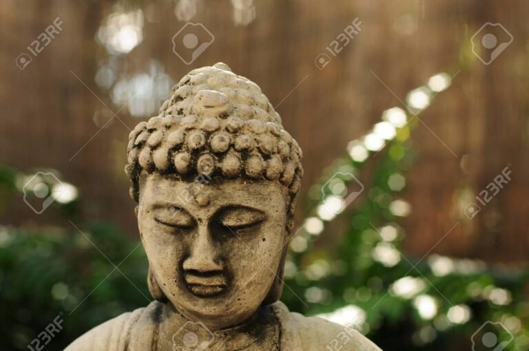 Qué significa "Om Mani Padme Hum" en el contexto del budismo 8 buda meditando con un fondo sereno