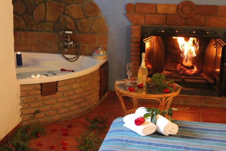 cabana acogedora con chimenea y jacuzzi