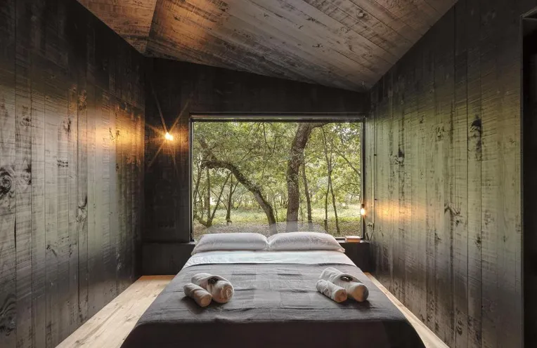 Qué servicios y características ofrecen las cabañas La Cueva del Oso