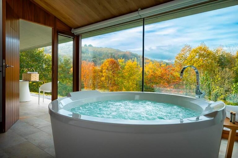 cabanas con jacuzzi en un paisaje natural